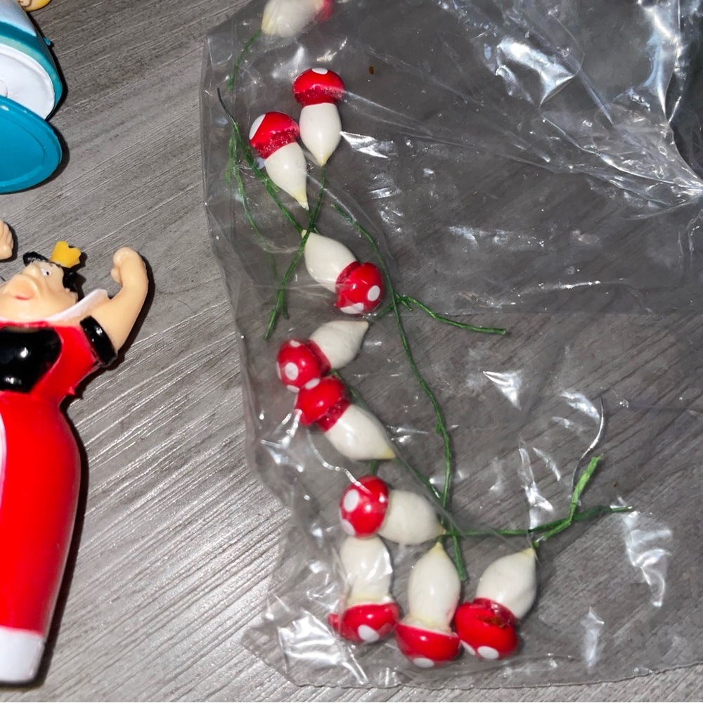 Alice in Wonderland cake decorations - Picture 5 of 6